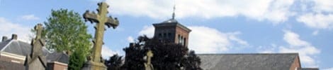 Steine vor einer historischen Kirche mit Glockenturm