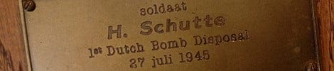 Alte Metalltafel: H. Schutte, Bombenräumung 1945