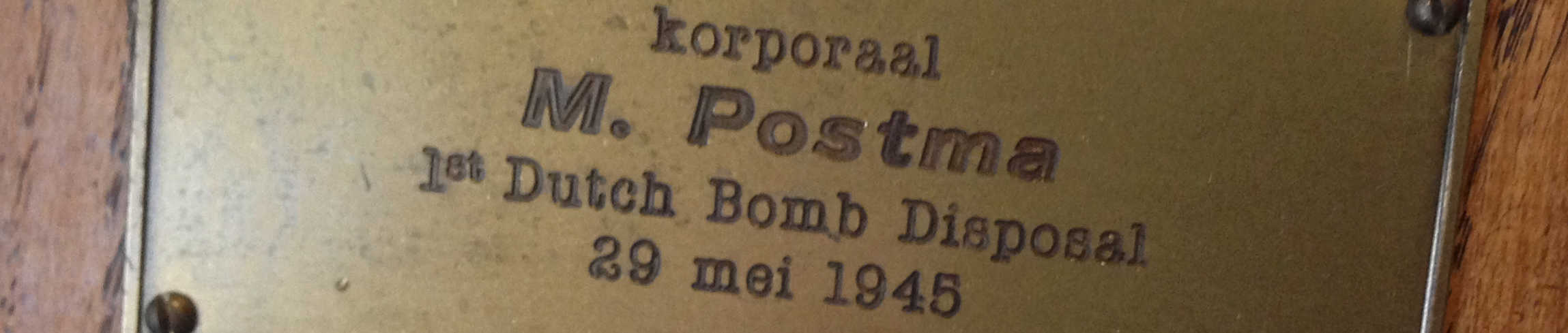 Gedenktafel für Korporal M. Postma – Niederländische Bombenräumung 1945
