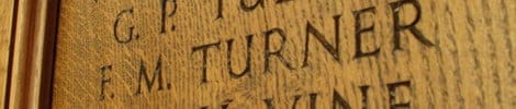 In eine Gedenktafel aus Holz eingravierte Namen, darunter Turner