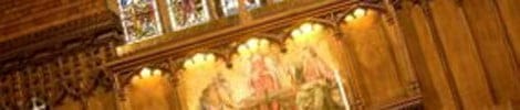 Gotisches Kircheninnere mit Buntglasfenster und Wandmalerei