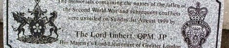 Gedenkstein, 1999 von Lord Limbert enthüllt