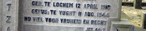 Grafsteen met inscriptie Lochem 1918 Vught 1944 vrijheid
