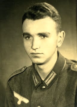 Zwartwit portret van jonge soldaat in uniform