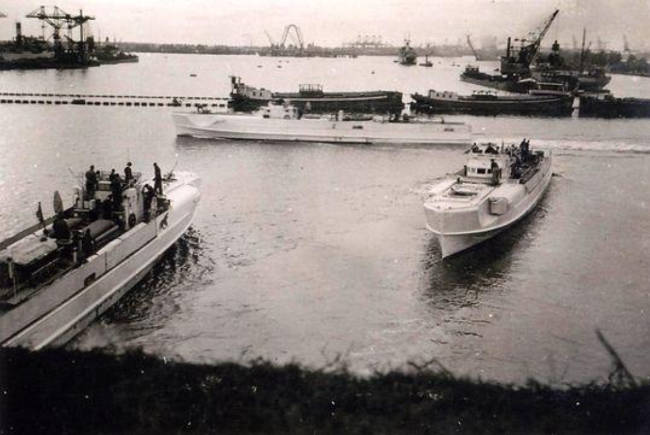 Historische zwart-wit foto van militaire boten in haven