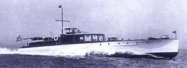 Historisch zwart-wit foto van een snel motorjacht op zee