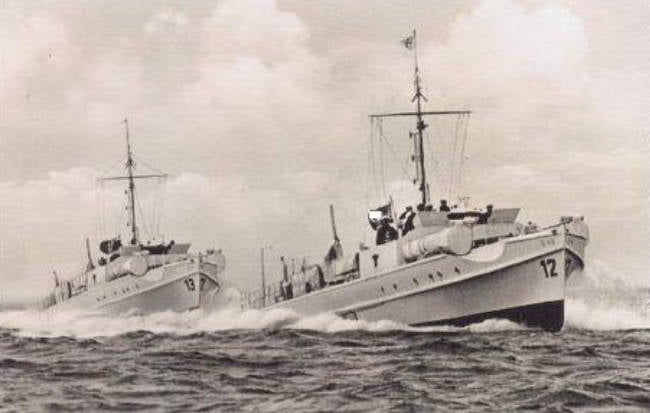 Twee militaire torpedoboten varen op volle zee