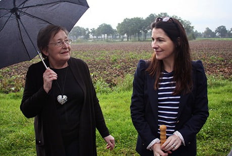 Beneden Joan en Laura tijdens een bezoek aan de huidige boerderij en het voormalige veldgraf.