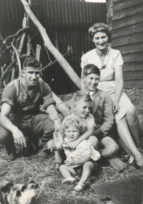Henry John & Dora Amelia Winn met kinderen in Wales.